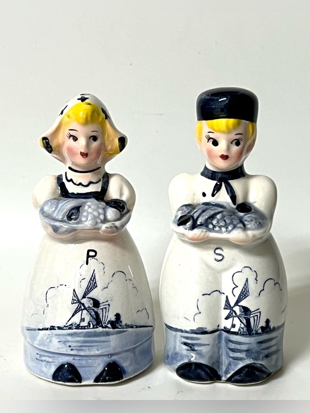 VTG Enesco Set Salt & Pepper Shakers Dutch Boy & Girl Delft Style Japan 3.5 in